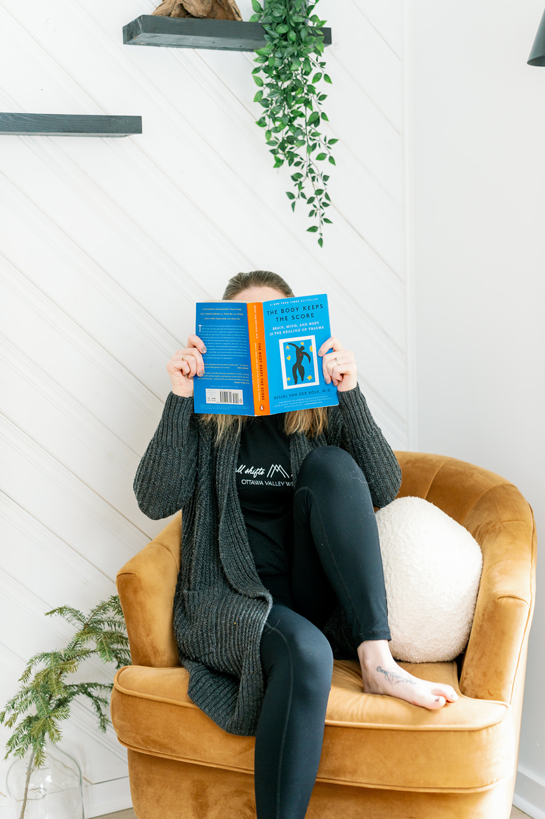 Inviting image of a serene environment, encouraging visitors to subscribe to 'Between Sessions by OVW' for a weekly moment of stillness.